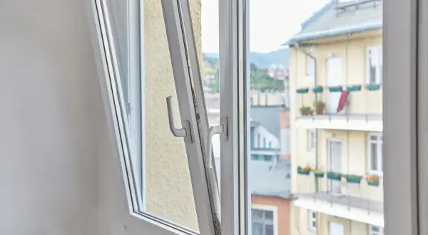 Jak działa mikrowentylacja w oknach? Poznaj jej zalety i wady!